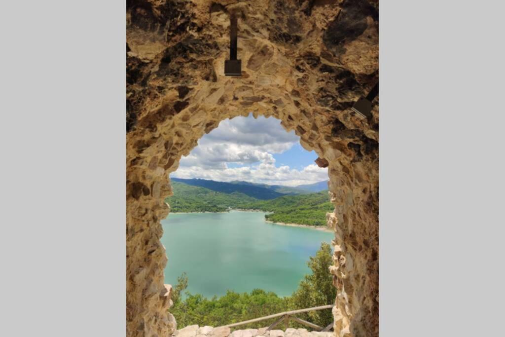 uma vista para um lago através de uma janela de pedra em UN RIFUGIO DEL BORGO MEDIEVALE/MEDIEVAL VILLAGE em Gessopalena