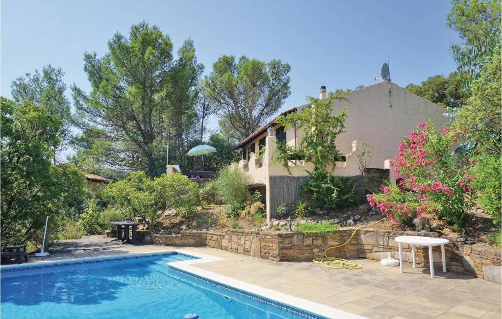 een huis met een zwembad voor een huis bij Beautiful Home In Prades Sur Vernazobre With 2 Bedrooms, Wifi And Outdoor Swimming Pool in Prades-sur-Vernazobre