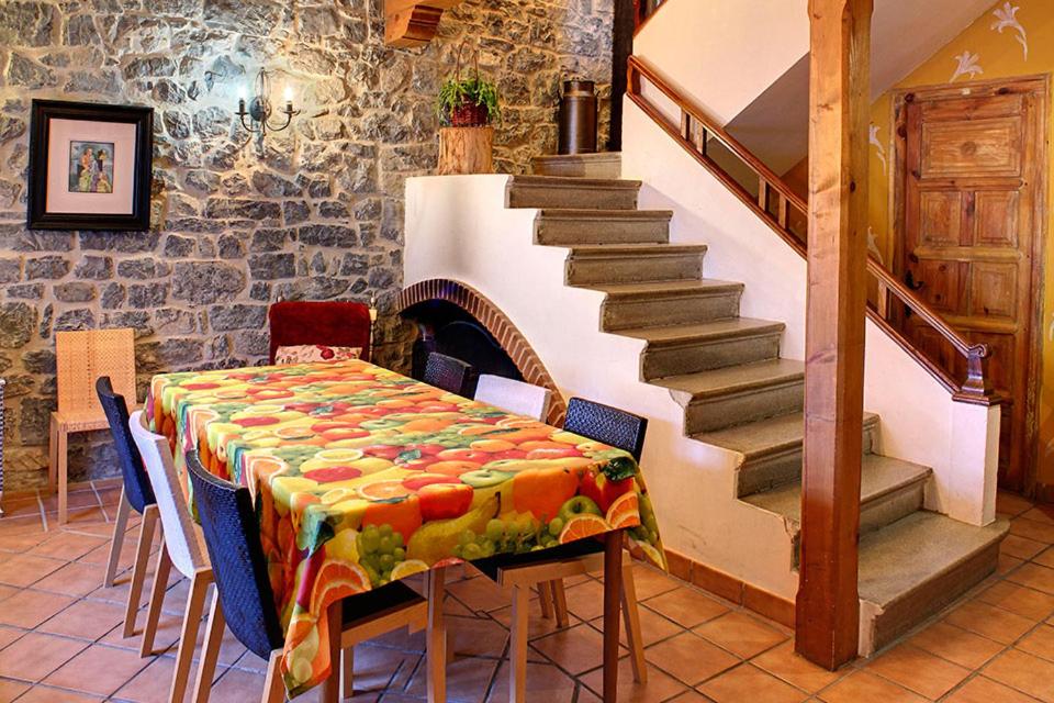 comedor con mesa y escalera en Casa Anhelo El Candíl, en Puebla de Lillo