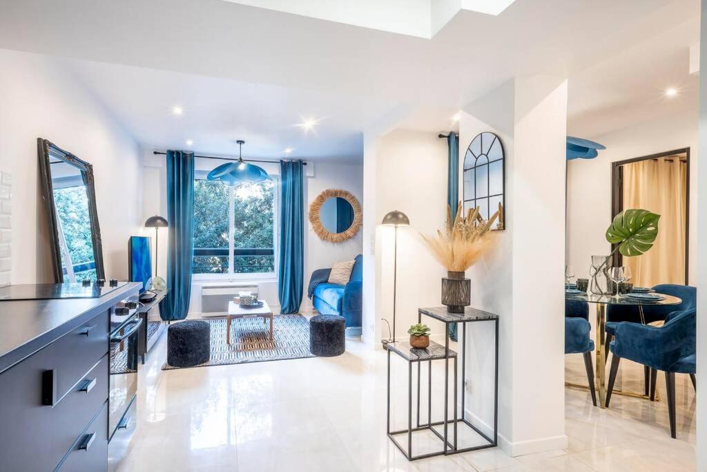 Küche und Wohnzimmer mit blauen Akzenten in der Unterkunft GemBnB Luxury Apartments - Residence Thorigny Paris - Marais in Paris