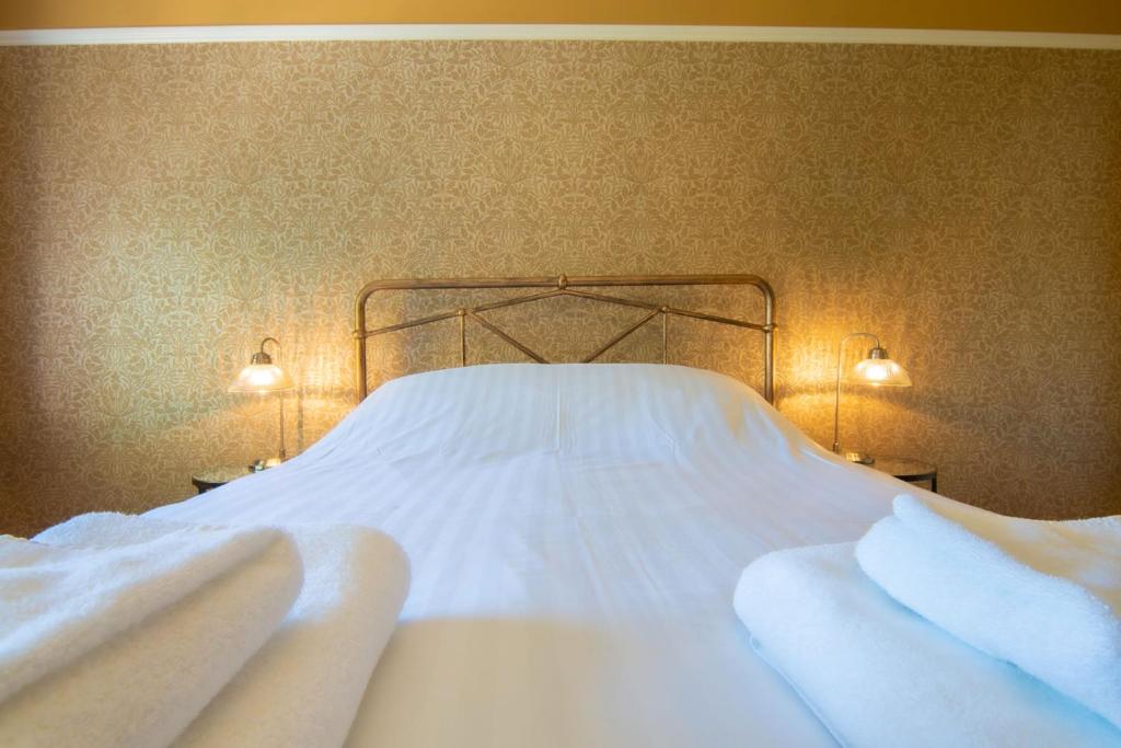 Postel nebo postele na pokoji v ubytování Oakhill Hotel