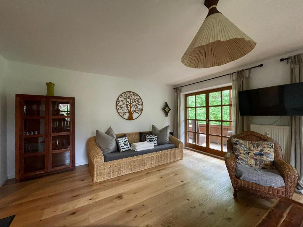 ein Wohnzimmer mit einem Sofa und einem TV in der Unterkunft Ferienwohnung mit Herz Seebruck am Chiemsee in Seeon-Seebruck