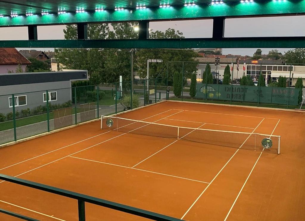 Tenis a/nebo squash v ubytování Apartmani Aso-Ler nebo okolí