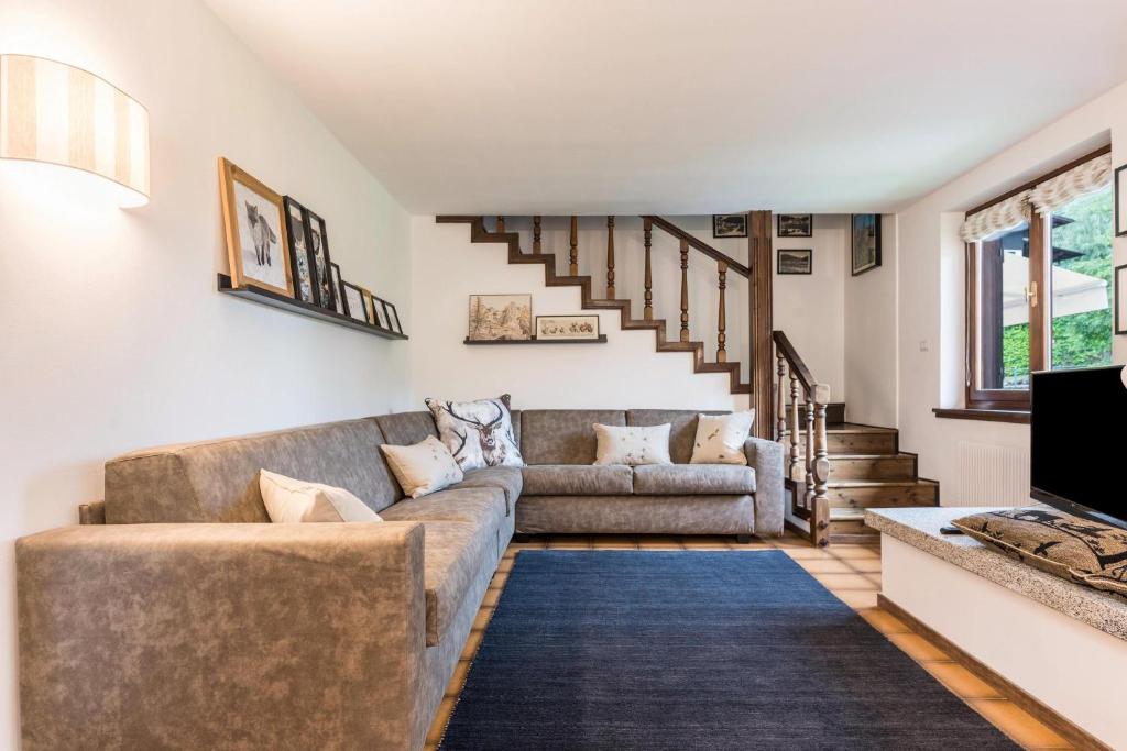 a living room with a couch and a tv at Casa Facco in Bocenago