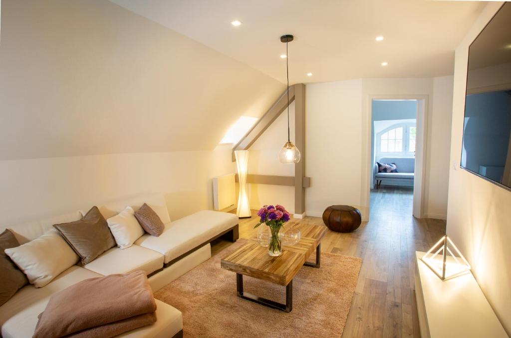 ein Wohnzimmer mit einem Sofa und einem Tisch in der Unterkunft Wohnperle Apartment Adele in Dresden