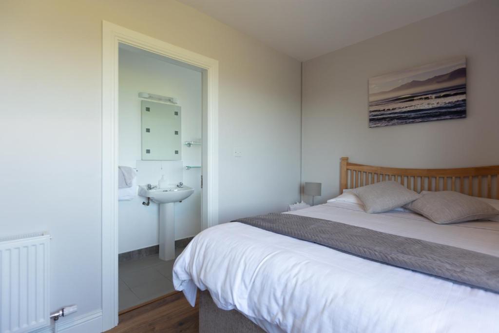 A bed or beds in a room at Beenoskee Bed and Breakfast