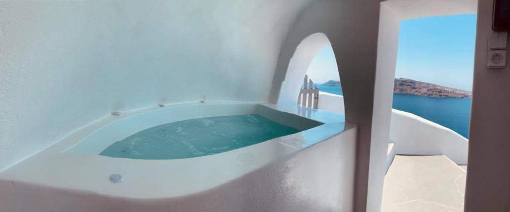 Lioyerma Cave Villa With Private Outdoor Hot Tub, Oia – Prezzi aggiornati  per il 2024