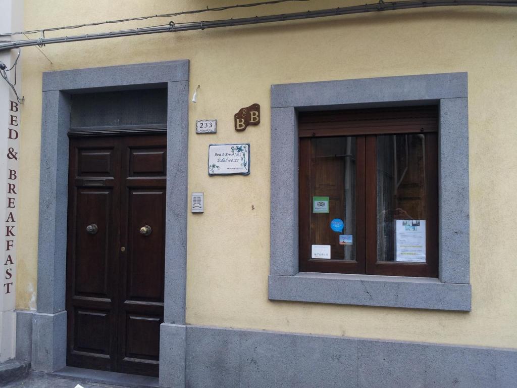 2 portes sur le côté d'un bâtiment dans l'établissement Edelweiss, à Randazzo