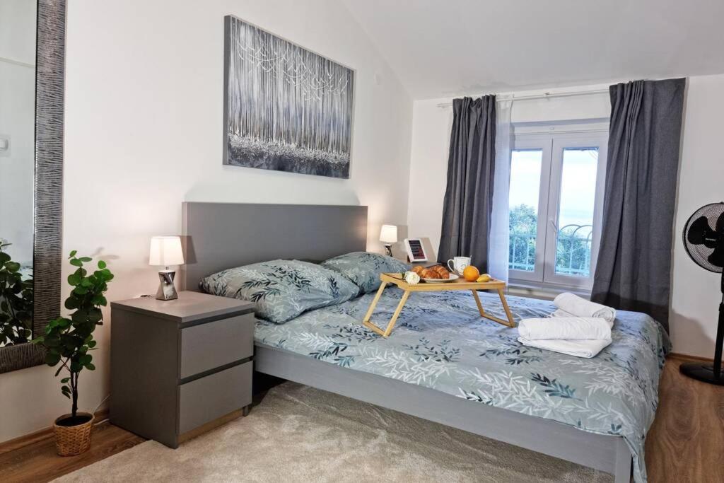 um quarto com uma cama com uma mesa em Apartment Julija em Opatija
