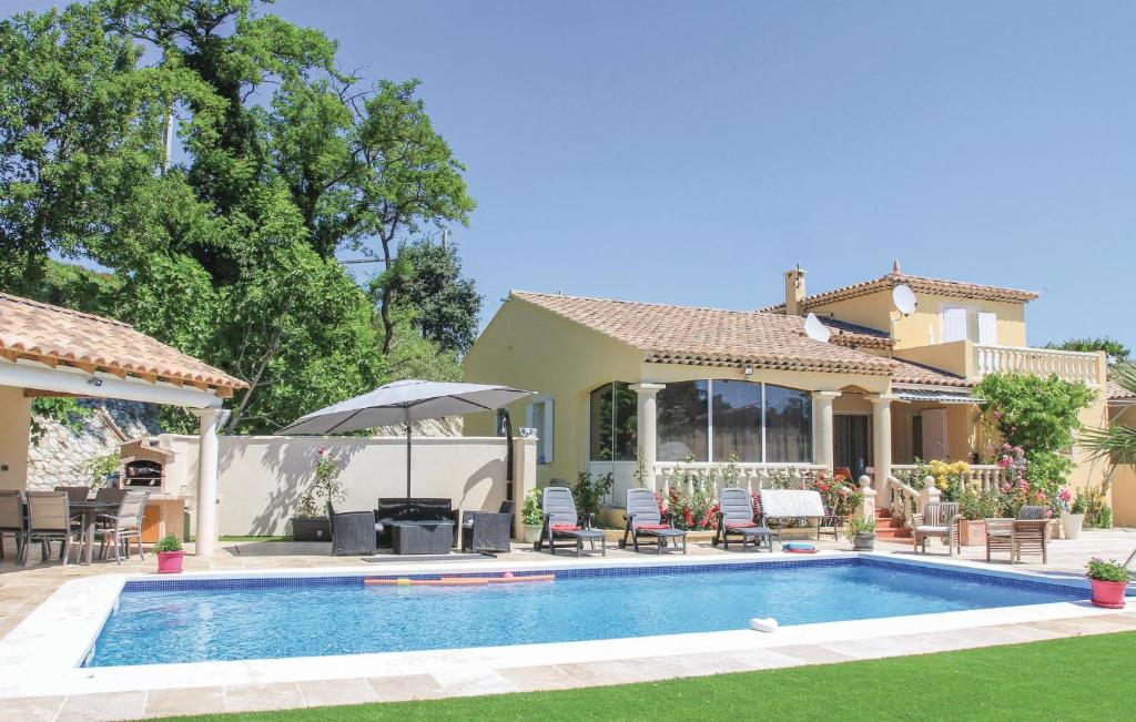 eine Villa mit einem Pool vor einem Haus in der Unterkunft Beautiful Home In Les Angles With Kitchen in Les Angles Gard