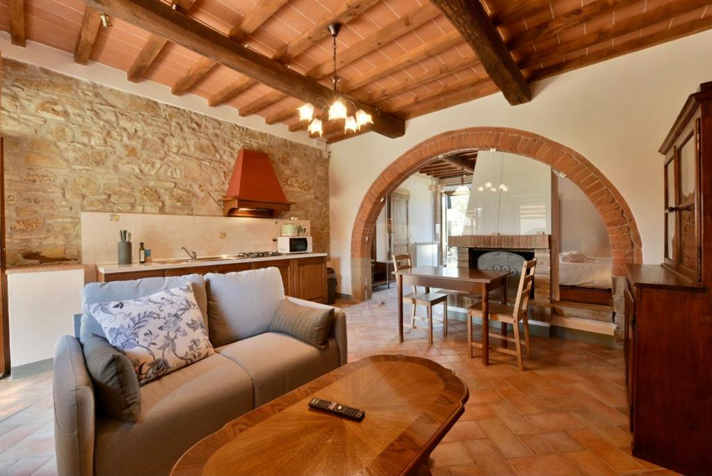 A seating area at Agriturismo I Poggilunghi