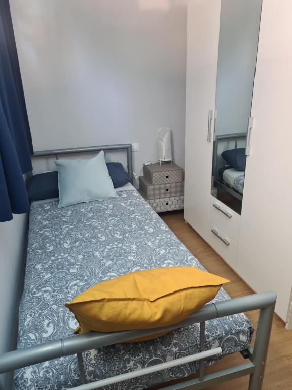 Łóżko lub łóżka w pokoju w obiekcie Apartamento El Remo