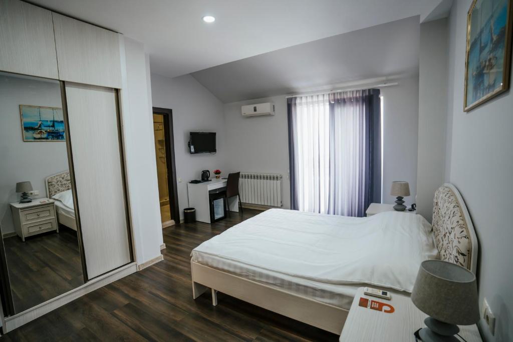 Postel nebo postele na pokoji v ubytování West Apart Hotel