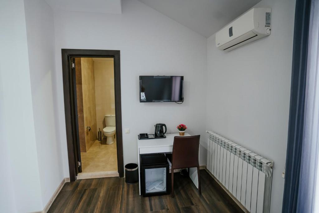 TV a/nebo společenská místnost v ubytování West Apart Hotel
