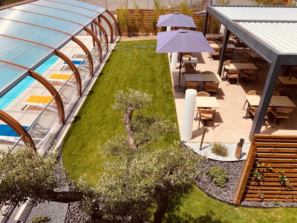 Bazén v ubytování LOGIS Hôtel Restaurant Le Clos Fleuri nebo v jeho okolí