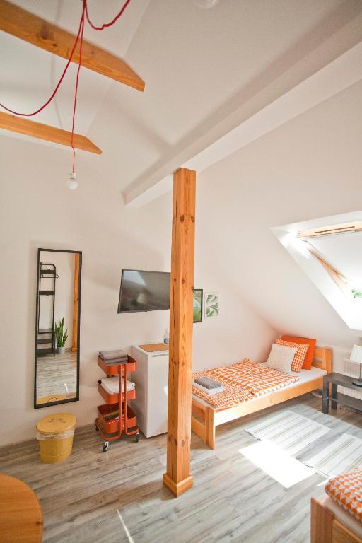 Televízia a/alebo spoločenská miestnosť v ubytovaní Hostel 33