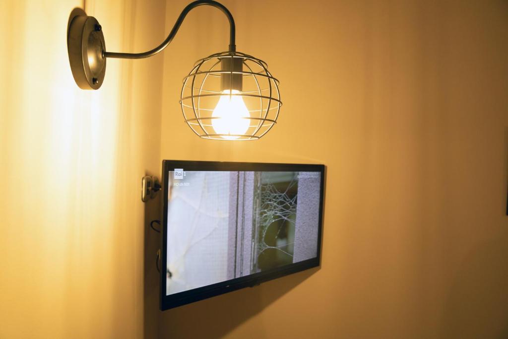 Televízia a/alebo spoločenská miestnosť v ubytovaní Hotel Marconi