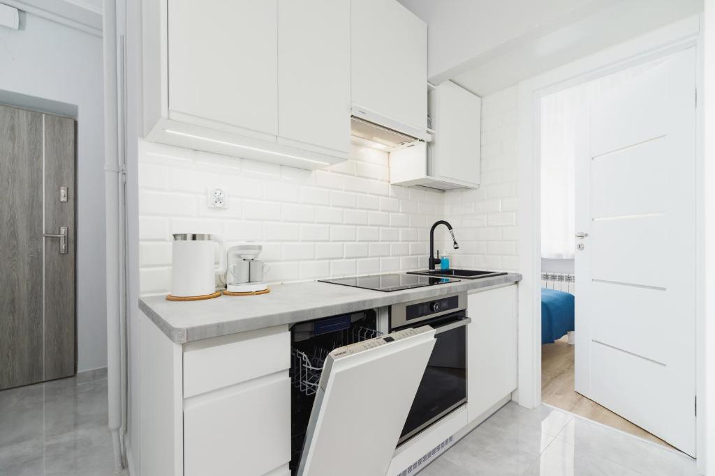 Kuchyňa alebo kuchynka v ubytovaní Apartment Smoluchowskiego Cracow by Noclegi Renters