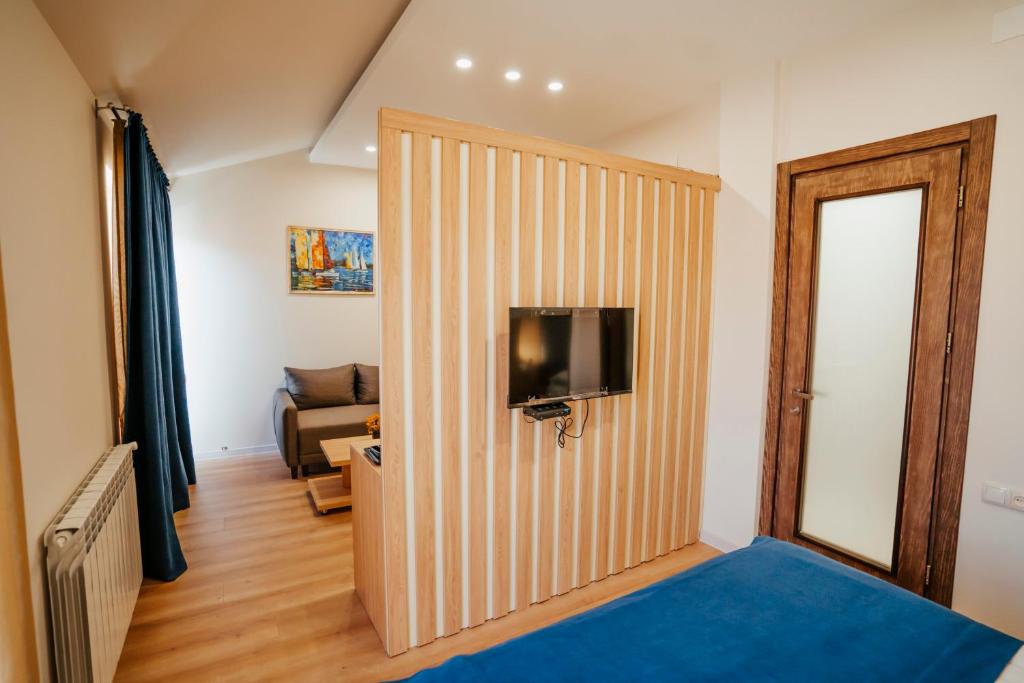 TV a/nebo společenská místnost v ubytování West Apart Hotel