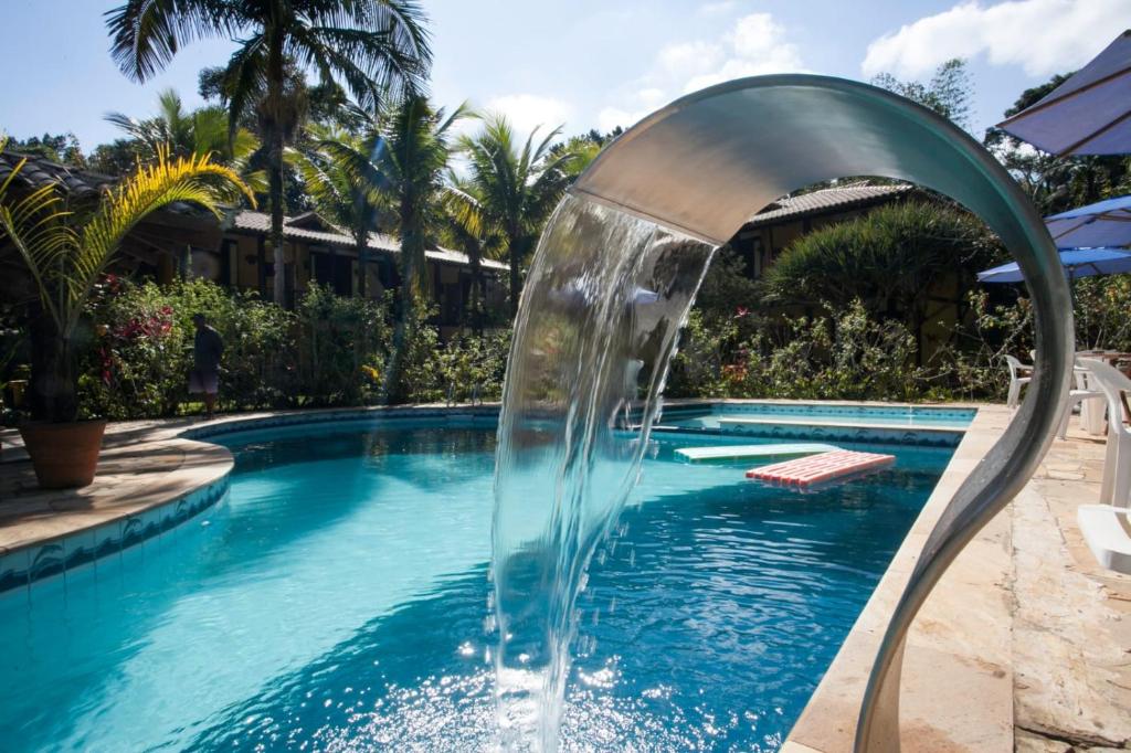 una fuente de agua en una piscina en Pousada Baobá, en Juquei