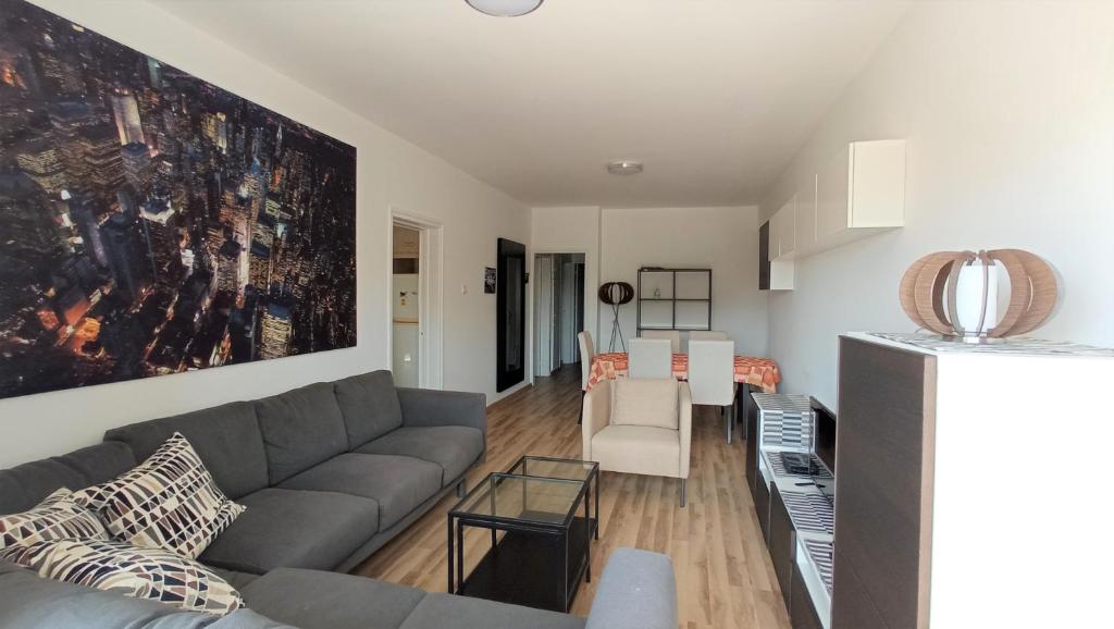 5 min to the Beach Holiday Shared Apartment - private ROOM in 3 bdr Apt