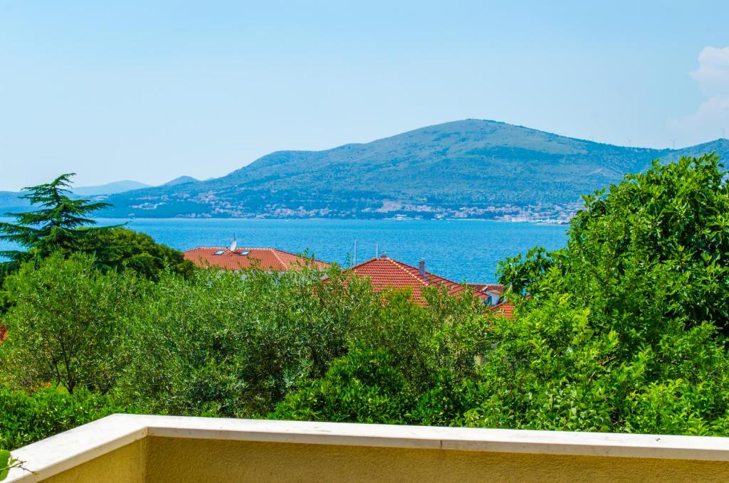 vista su una cassa d'acqua con montagna di ADRIA a Trogir