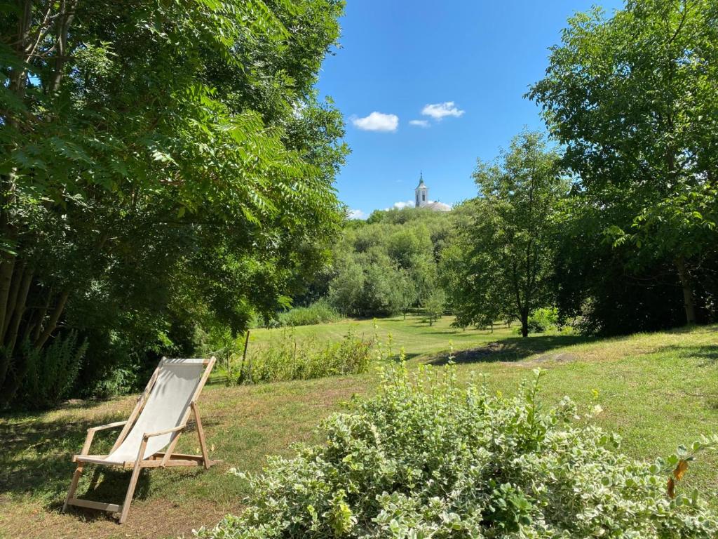 krzesło siedzące w trawie w ogrodzie w obiekcie Countryside w mieście Füle