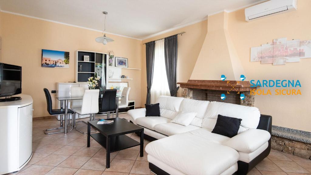 - un salon avec un canapé blanc et une table dans l'établissement Welcomely - Casa Peppe, à Domusnovas