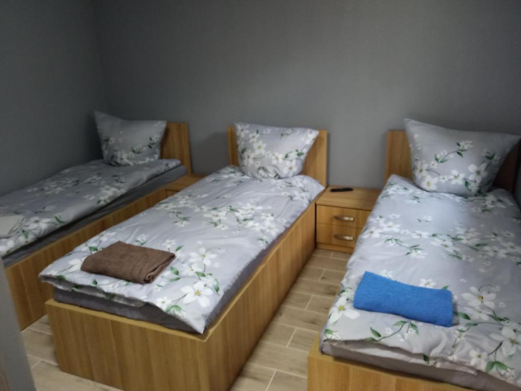 2 camas individuais num quarto com em M3 - Mieszkanie 2 pokoje , kuchnia , łazienka em Grodzisk Mazowiecki