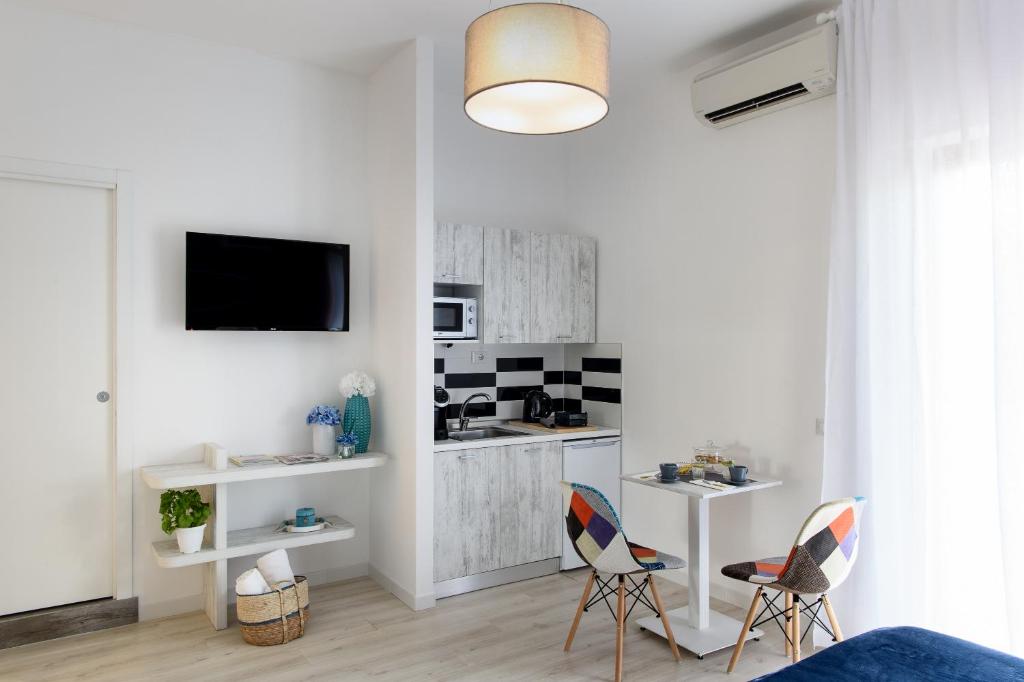 Kuchyň nebo kuchyňský kout v ubytování Les Suites des Tout le Monde