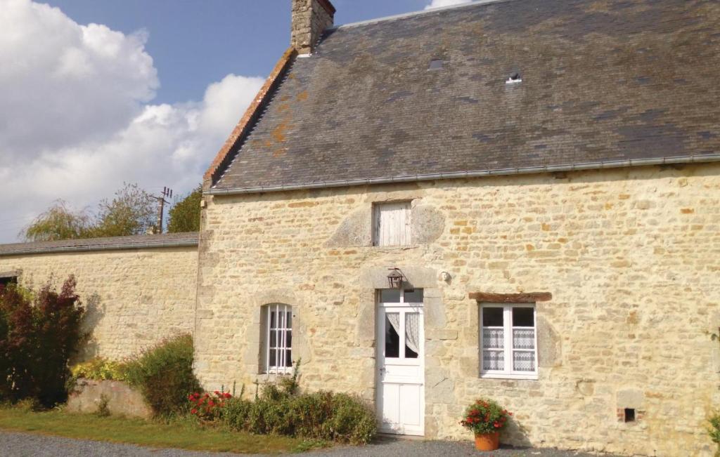 uma antiga casa de pedra com uma porta branca em Stunning Home In St, Germain Du Pert With Kitchen em Saint-Germain-du-Pert