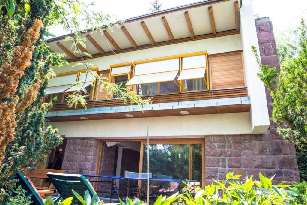 een huis met een balkon en een patio bij Quiet, spacious house near the center (5 min) in Balatonalmádi