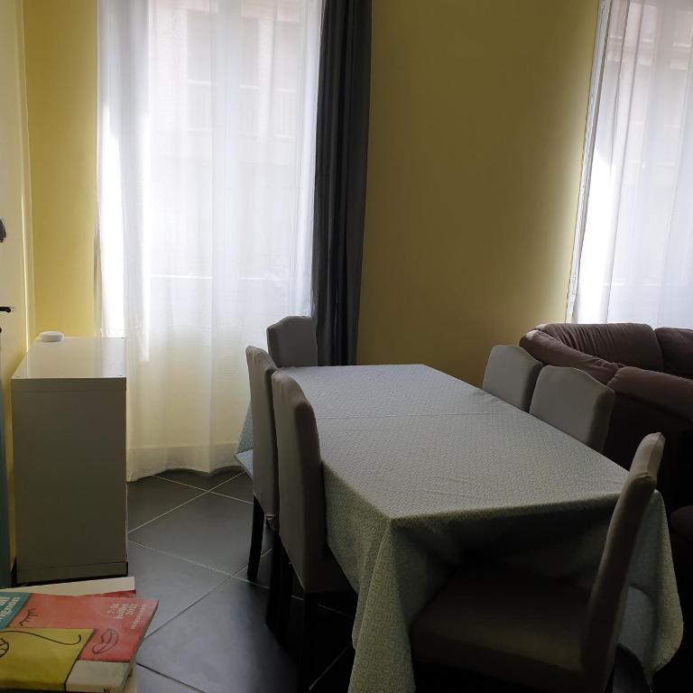 Een bed of bedden in een kamer bij Appartement intra muros 8 personnes climatis&eacute; Wifi stationnement facile