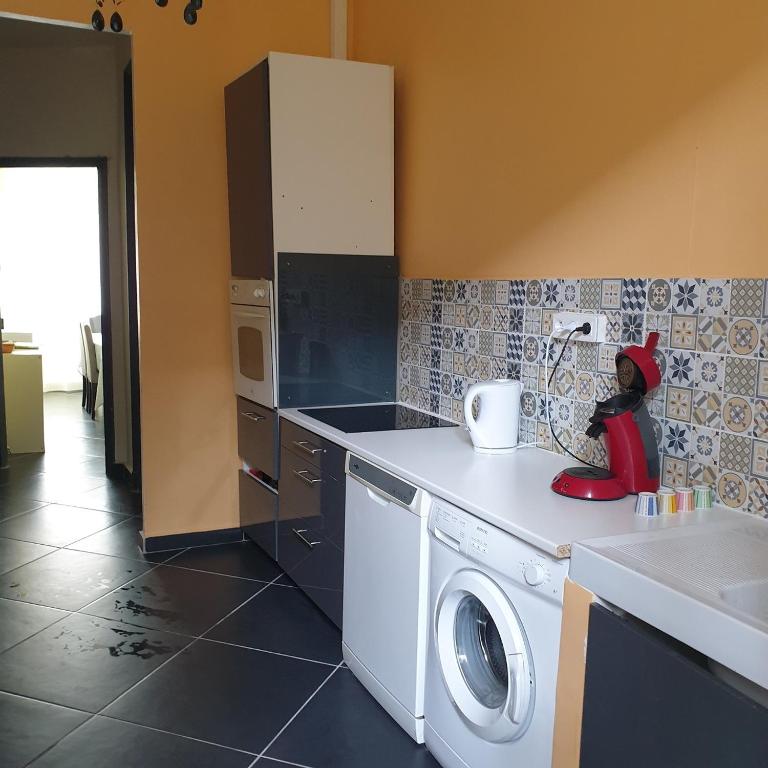 Een keuken of kitchenette bij Appartement intra muros 8 personnes climatis&eacute; Wifi stationnement facile