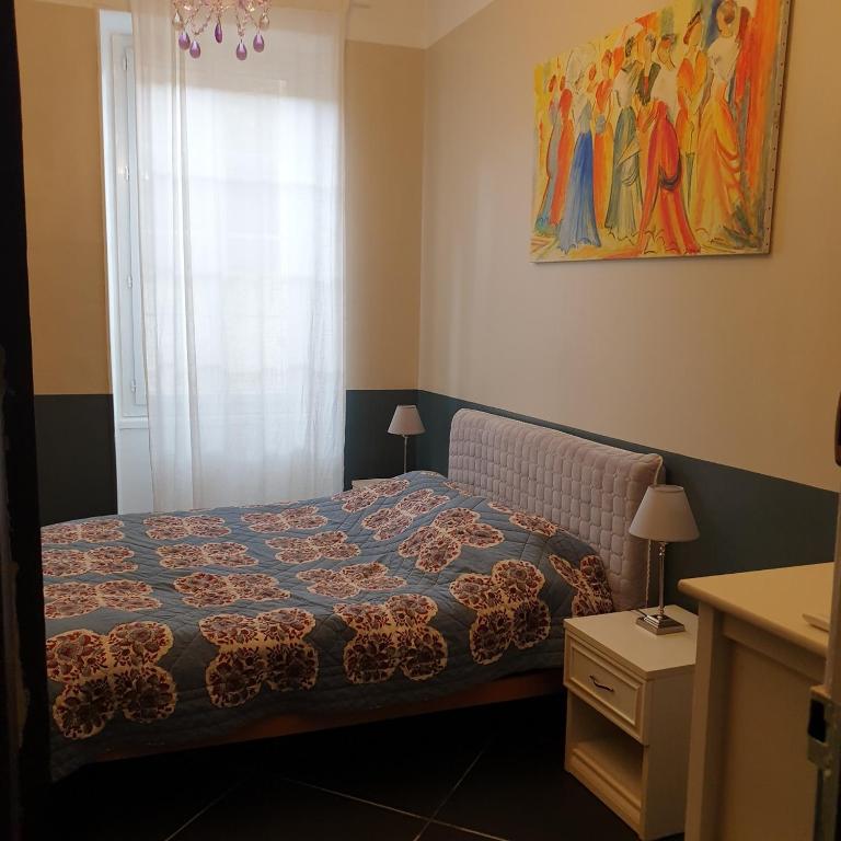 une chambre avec un lit et un tableau au mur dans l'établissement Intra Muros Thiers appart 8 pers 3 ch climatisé Wifi tout équipé parking proche, à Avignon