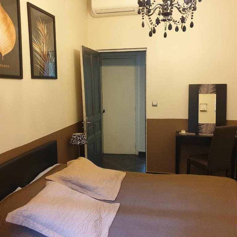 Een bed of bedden in een kamer bij Appartement intra muros 8 personnes climatis&eacute; Wifi stationnement facile