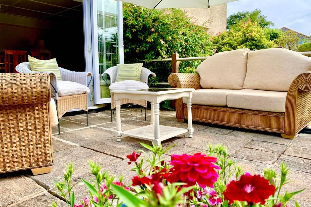 Hectors House comfortable 4 bed house in mature gardens - Housity