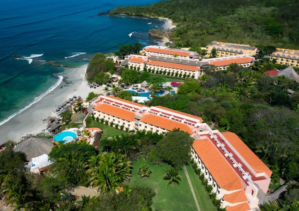 z powietrza widok na ośrodek nad oceanem w obiekcie Family Selection at Grand Palladium Vallarta Resort & Spa - All Inclusive w mieście Punta Mita