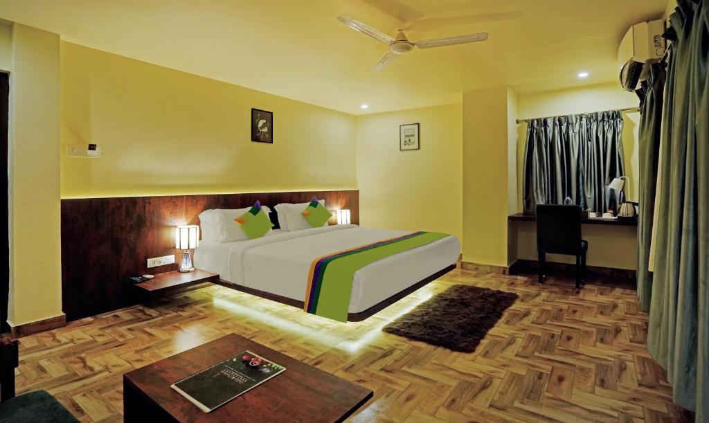 a hotel room with a bed and a desk at Treebo Trend Golden Nest in Bhubaneshwar