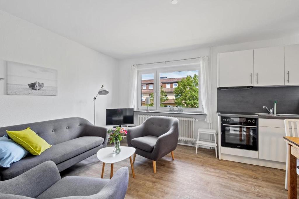 una sala de estar con un sofá y una mesa en Wiebke, en Büsum