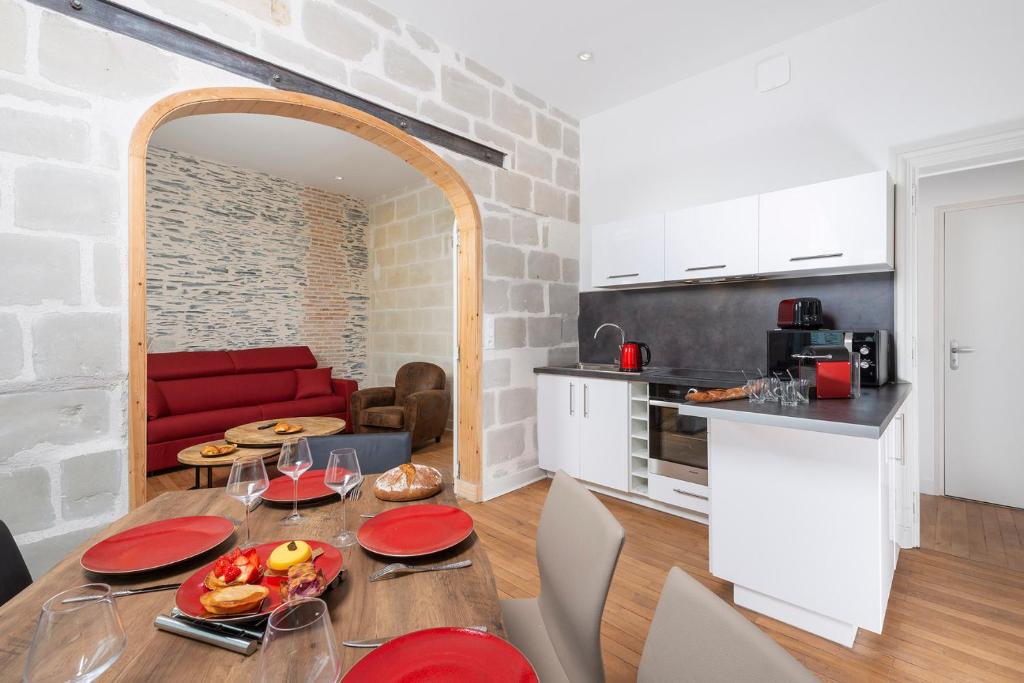 昂熱的住宿－Hyper Centre 16 rue Valdemaine，厨房以及带餐桌和食物的客厅。