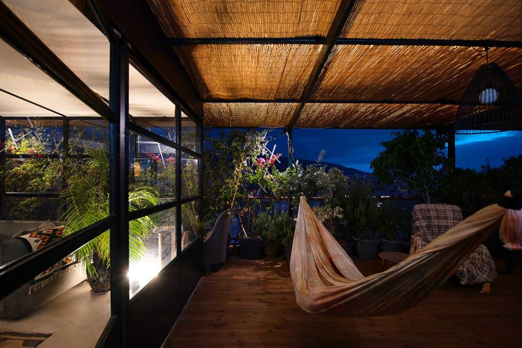 Vonkajšia záhrada v ubytovaní Unique solar penthouse with jacuzzi and sauna in central Athens
