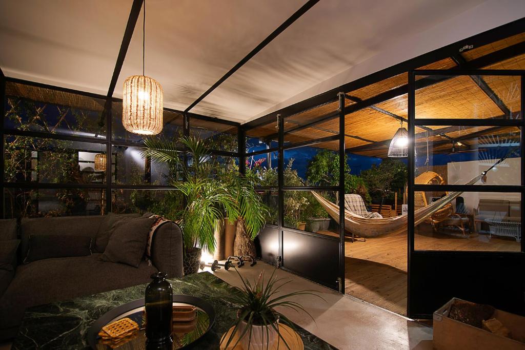 Posedenie v ubytovaní Unique solar penthouse with jacuzzi and sauna in central Athens