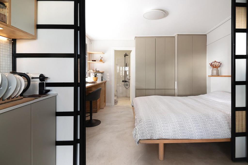 Kuchyňa alebo kuchynka v ubytovaní Unique solar penthouse with jacuzzi and sauna in central Athens
