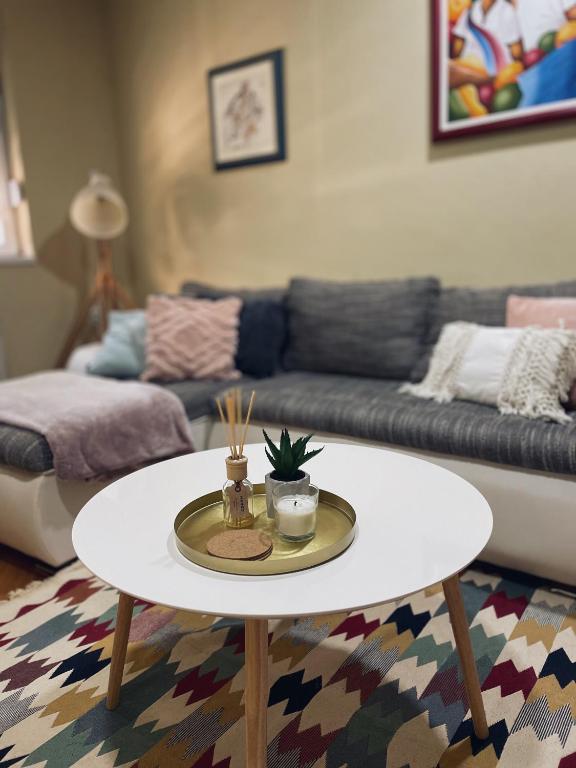 Uma área de estar em Stan na dan Apartman Stella