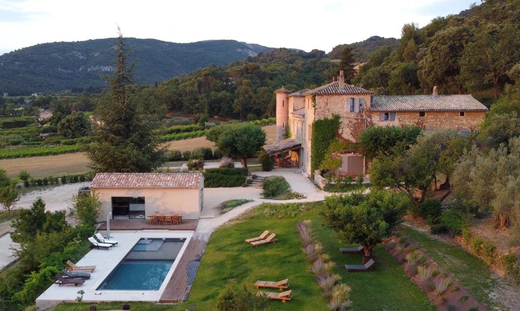 una vista aérea de una villa con piscina en Ermitage Crestet (Ventoux - Provence) en Crestet