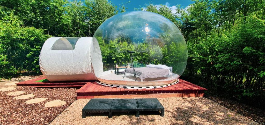 een grote glazen bal met een slaapkamer erin bij W BAŃCE Glamping in Łódź