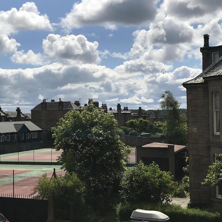 Instalaciones para jugar a tenis o squash en Dorstan House o alrededores