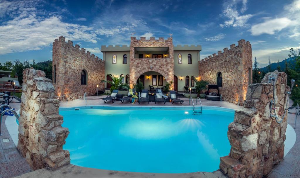 uma grande piscina em frente a um edifício com uma casa em Abbacy Katiana's Castelleti 1 em Thásos