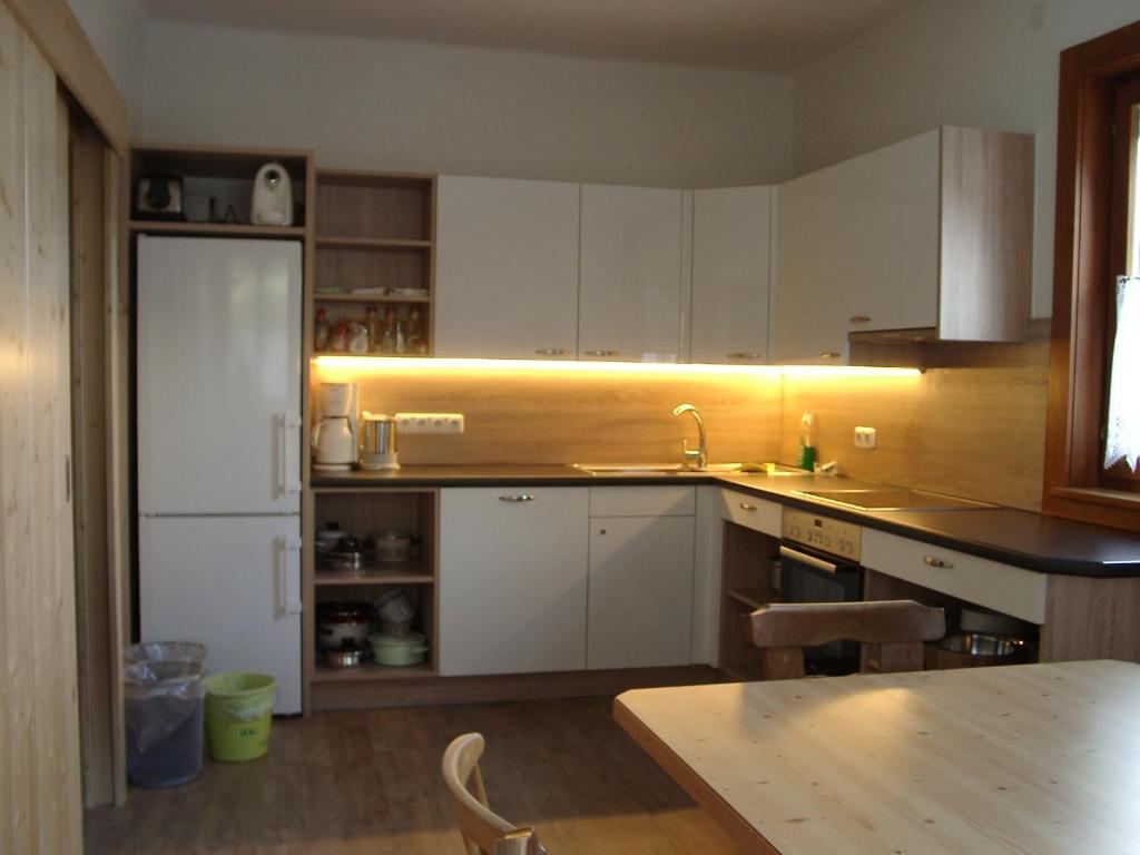 Kuchyňa alebo kuchynka v ubytovaní Ferienhaus Gerlinde II